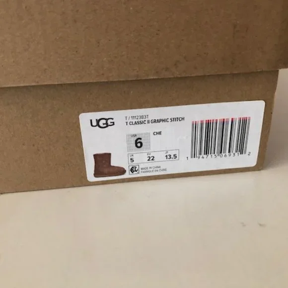 UGG Classic II Graphic Stitch Leather Kids' Short Boot for boy or girl. Size: 6 - Picture 13 of 13